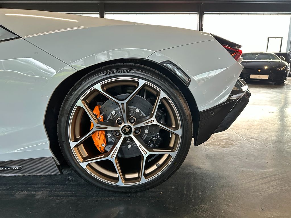 Lamborghini Revuelto