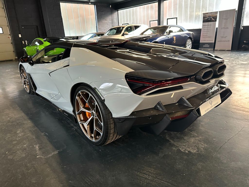 Lamborghini Revuelto