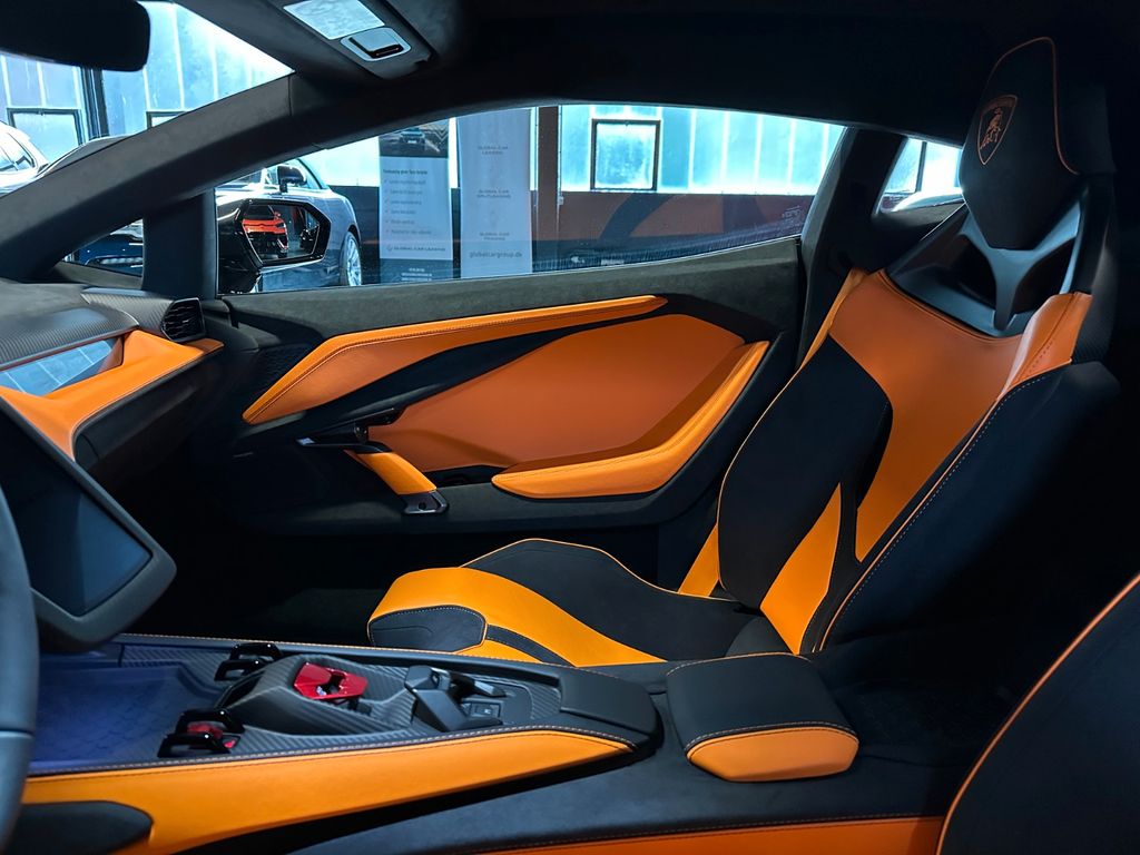 Lamborghini Revuelto