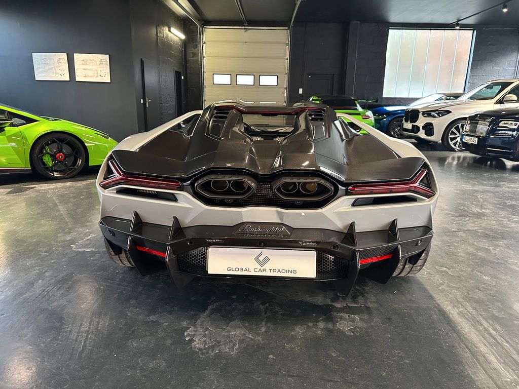 Lamborghini Revuelto