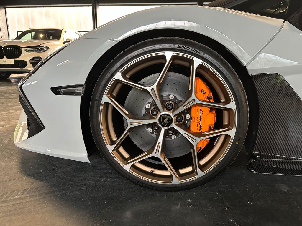 Lamborghini Revuelto