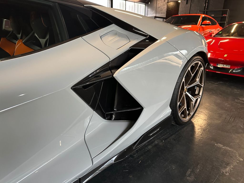 Lamborghini Revuelto