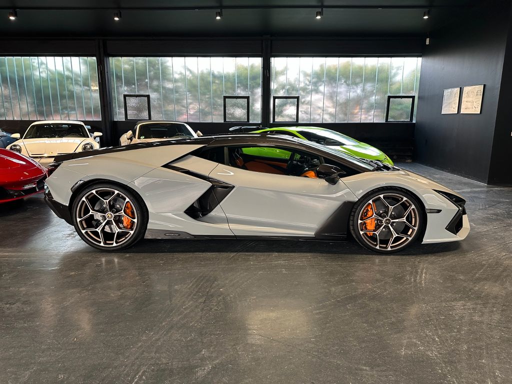 Lamborghini Revuelto