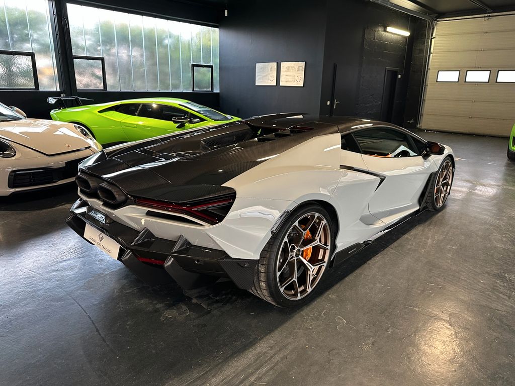 Lamborghini Revuelto