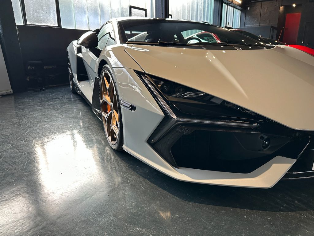 Lamborghini Revuelto
