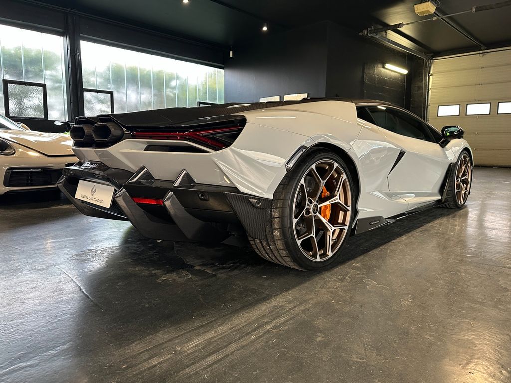 Lamborghini Revuelto