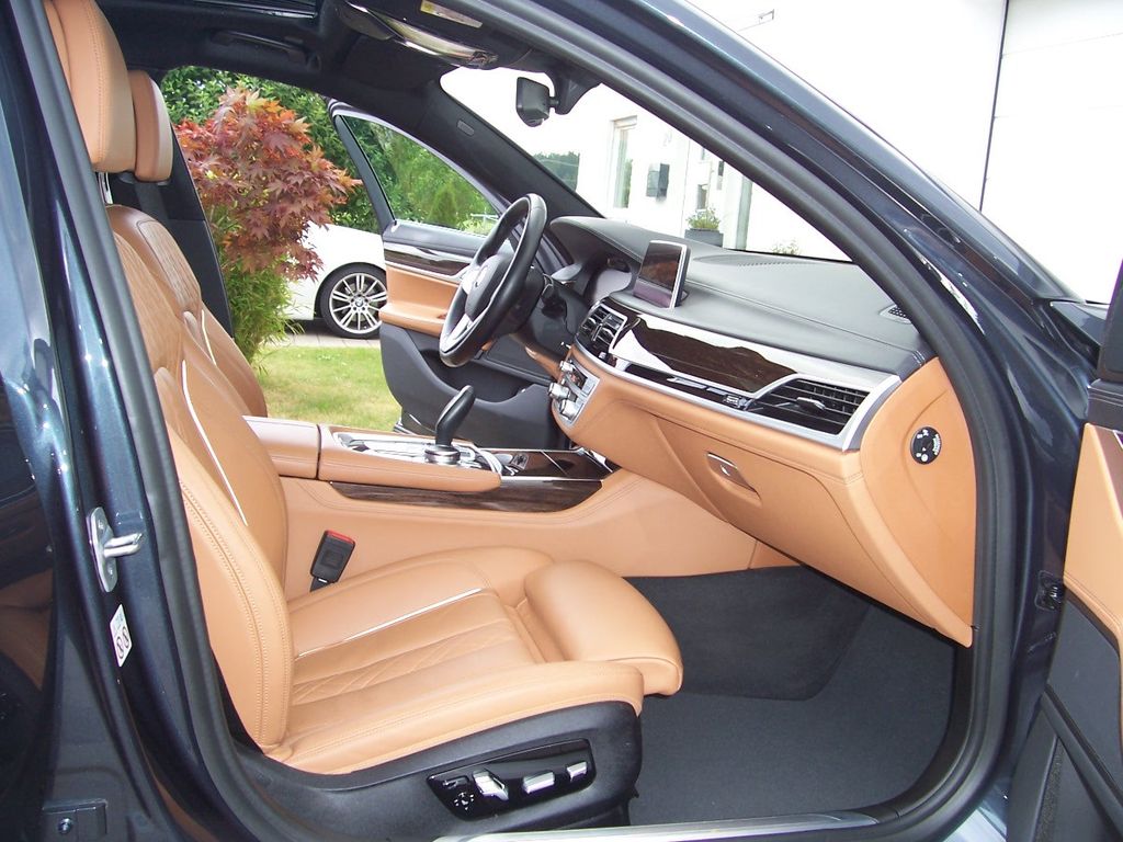 BMW 740 2019