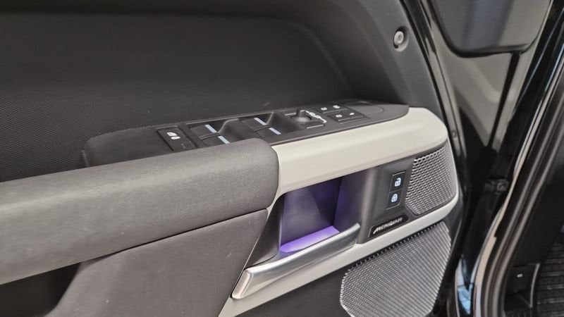 Land Rover Defender 2023