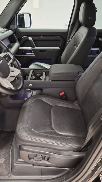 Land Rover Defender 2023