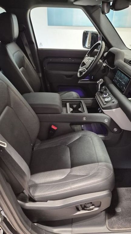 Land Rover Defender 2023