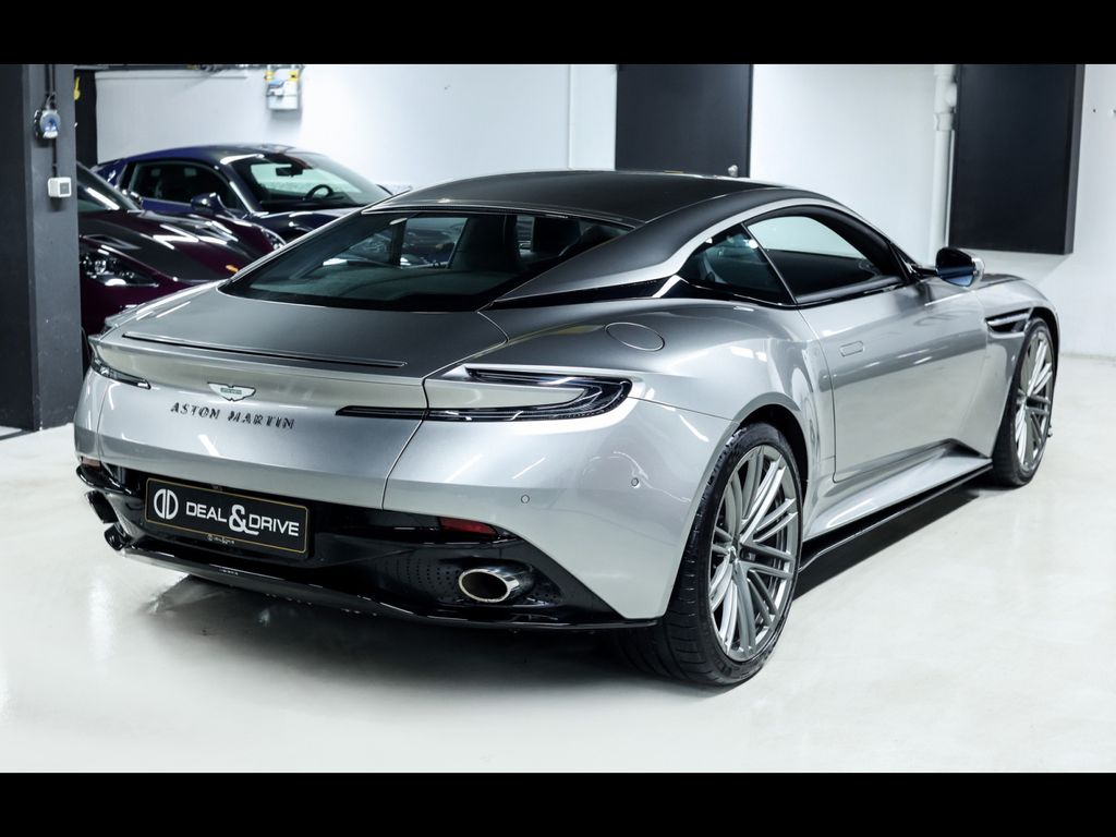 Aston Martin DB12 2024