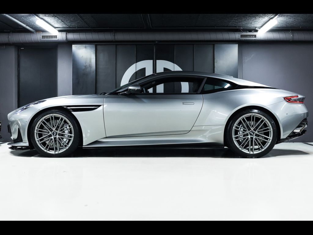 Aston Martin DB12 2024