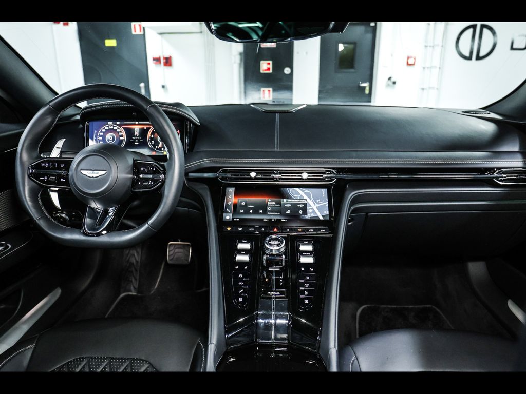 Aston Martin DB12 2024