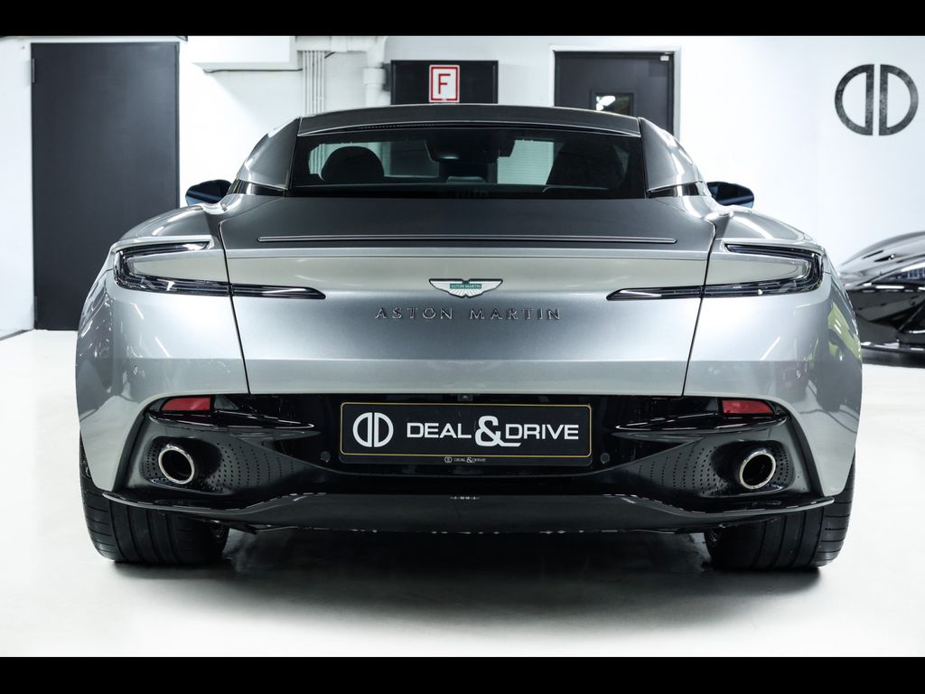 Aston Martin DB12 2024