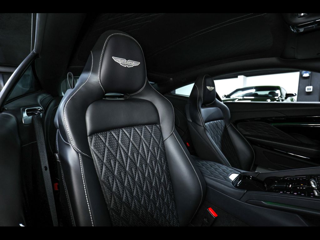 Aston Martin DB12 2024