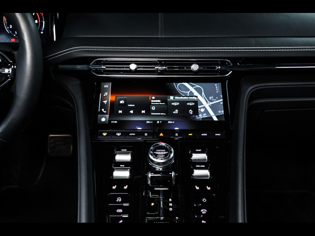 Aston Martin DB12 2024