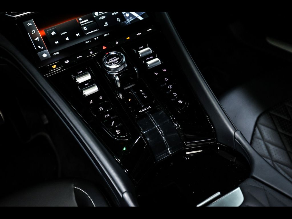 Aston Martin DB12 2024