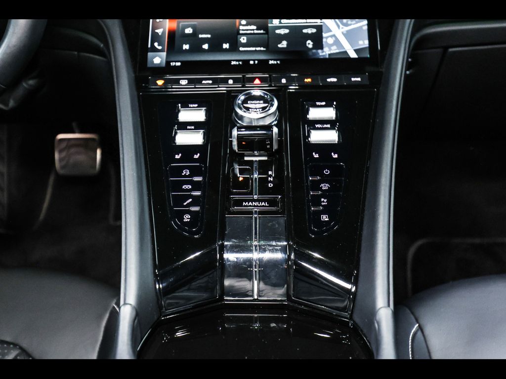 Aston Martin DB12 2024