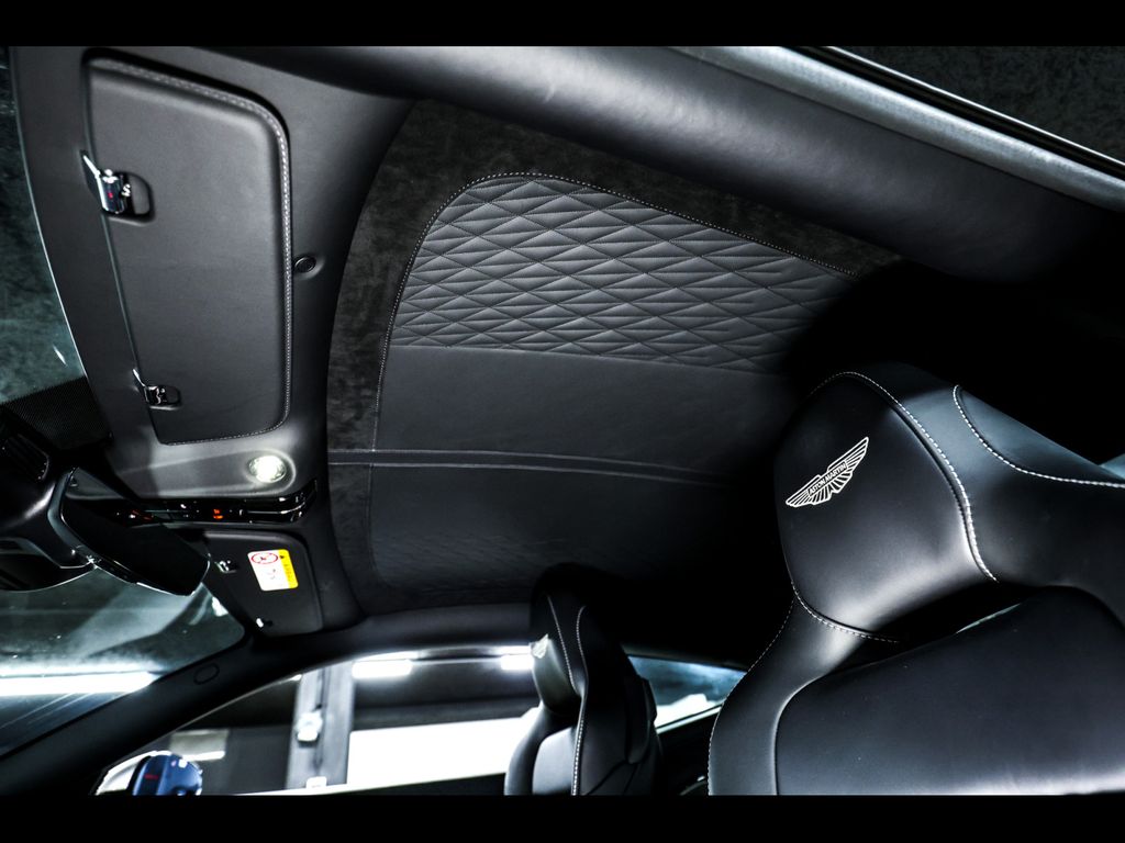 Aston Martin DB12 2024