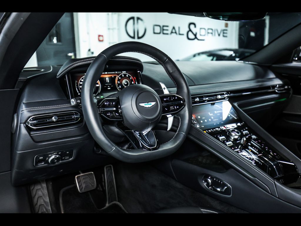 Aston Martin DB12 2024