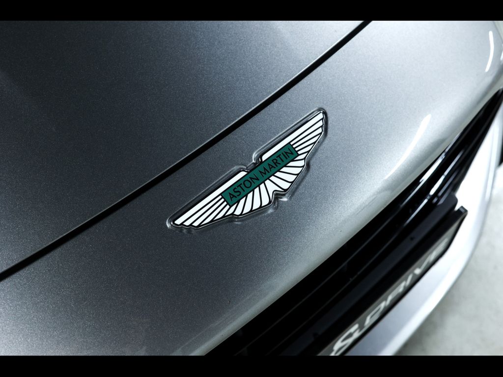 Aston Martin DB12 2024