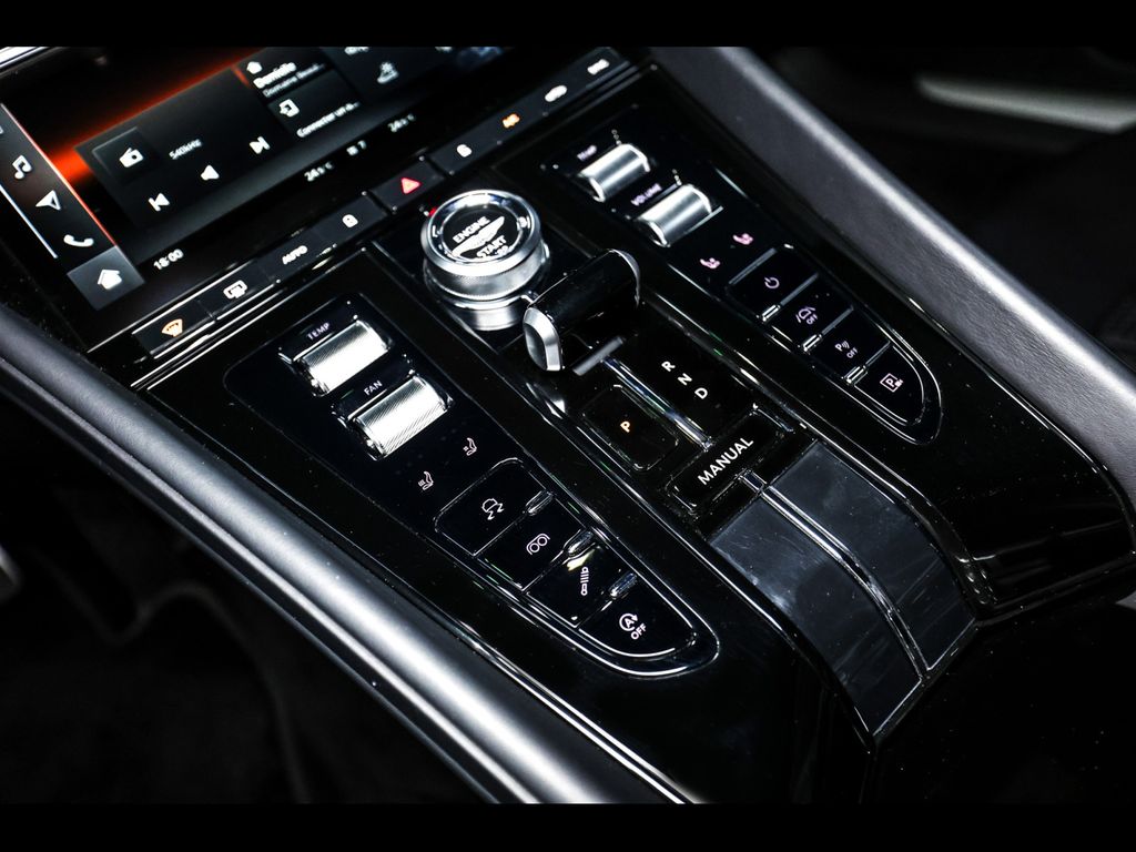 Aston Martin DB12 2024