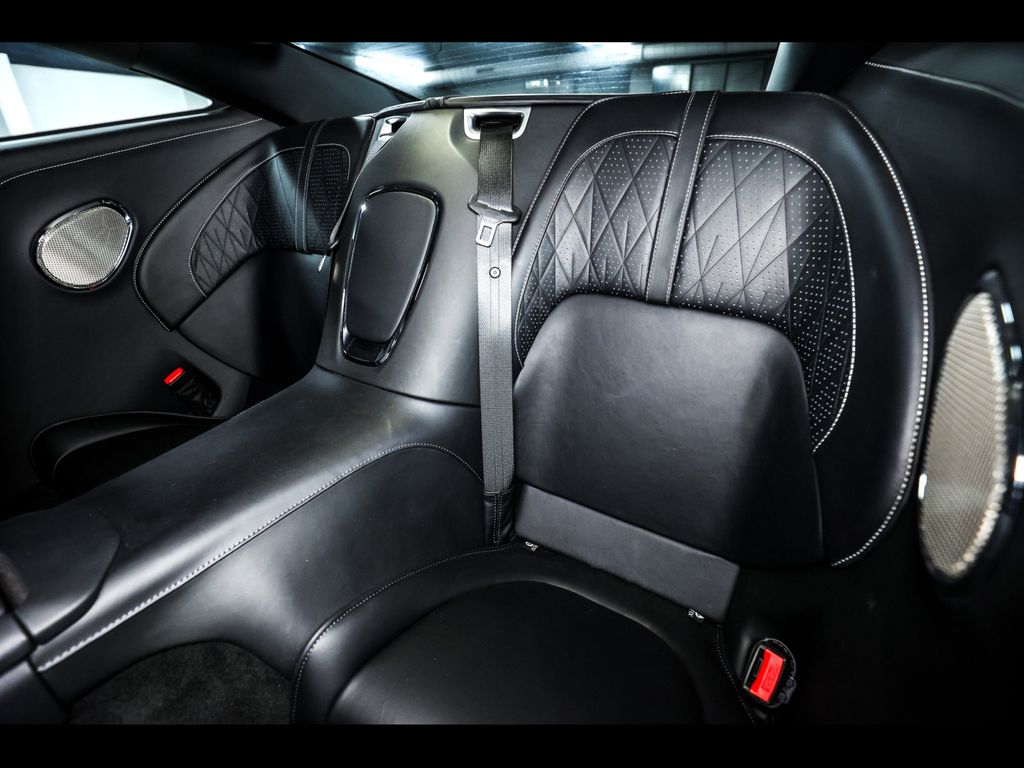 Aston Martin DB12 2024