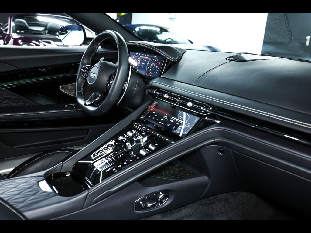 Aston Martin DB12 2024