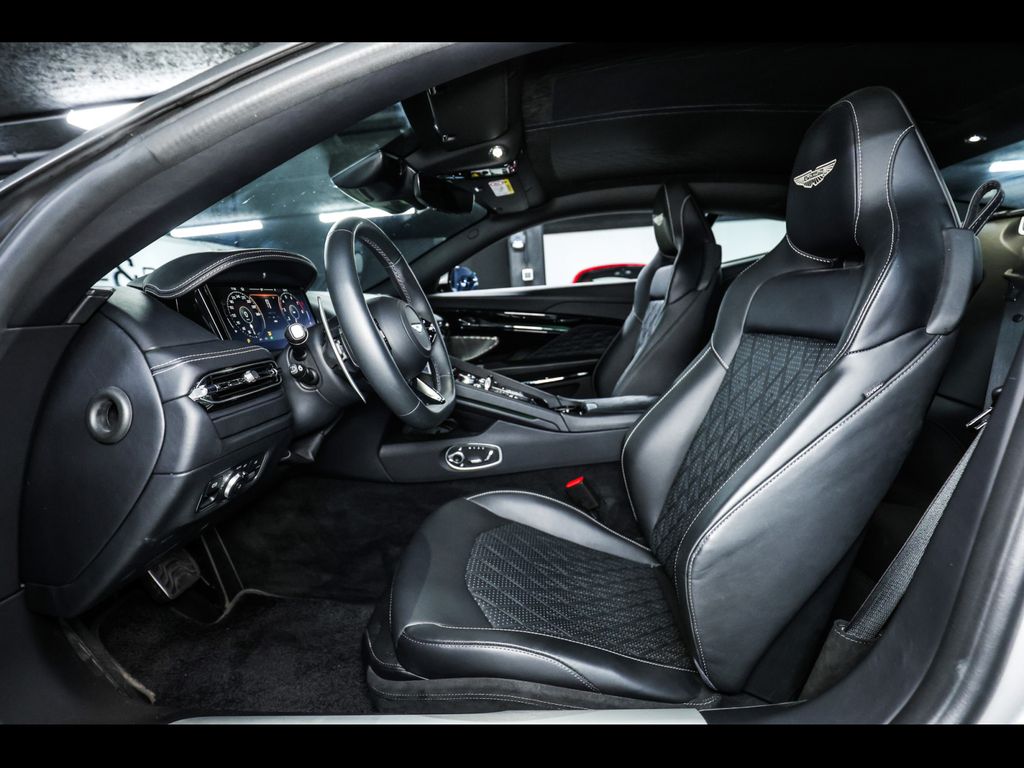 Aston Martin DB12 2024