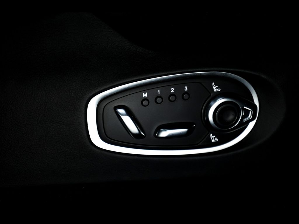 Aston Martin DB12 2024