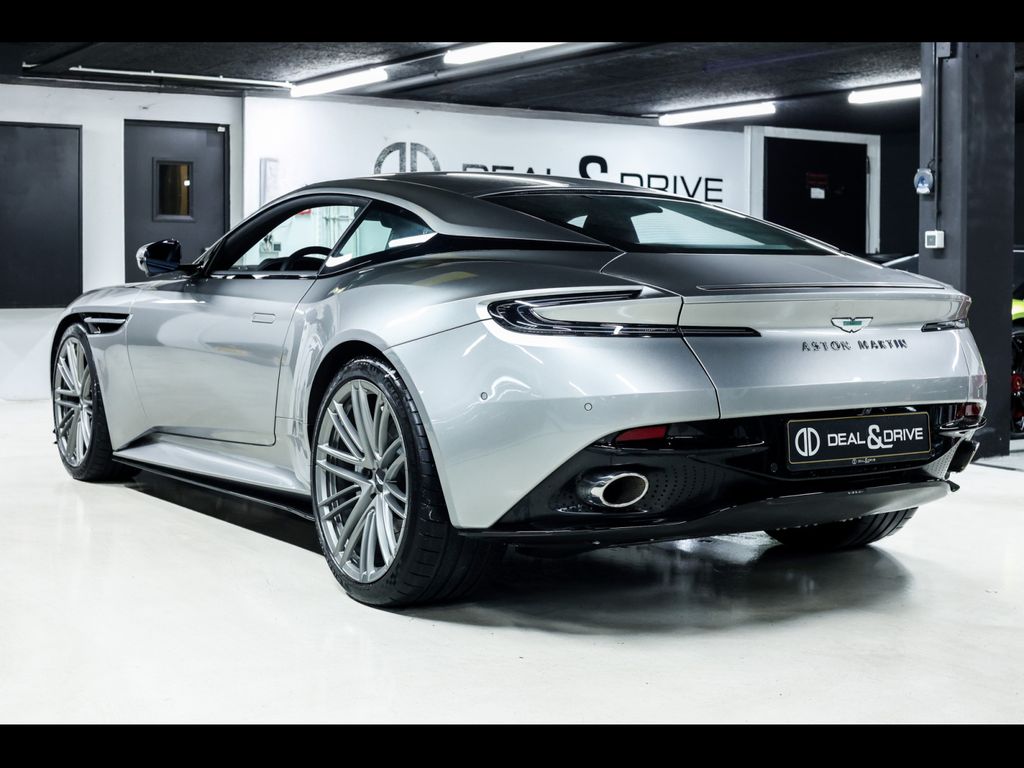 Aston Martin DB12 2024