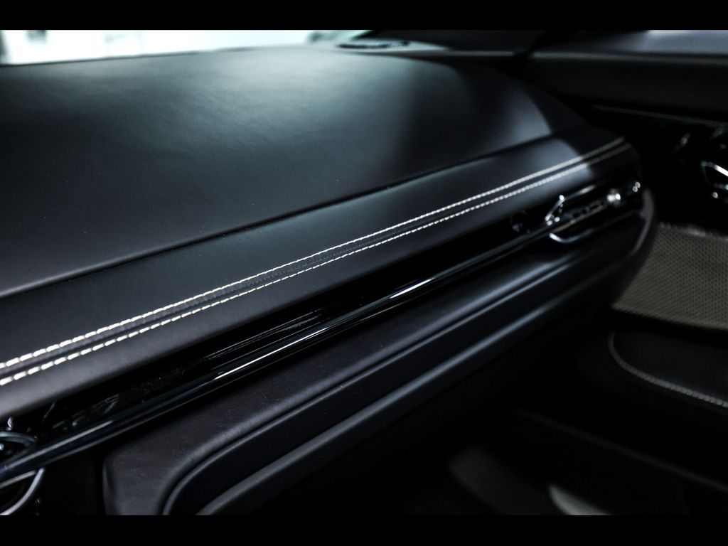 Aston Martin DB12 2024