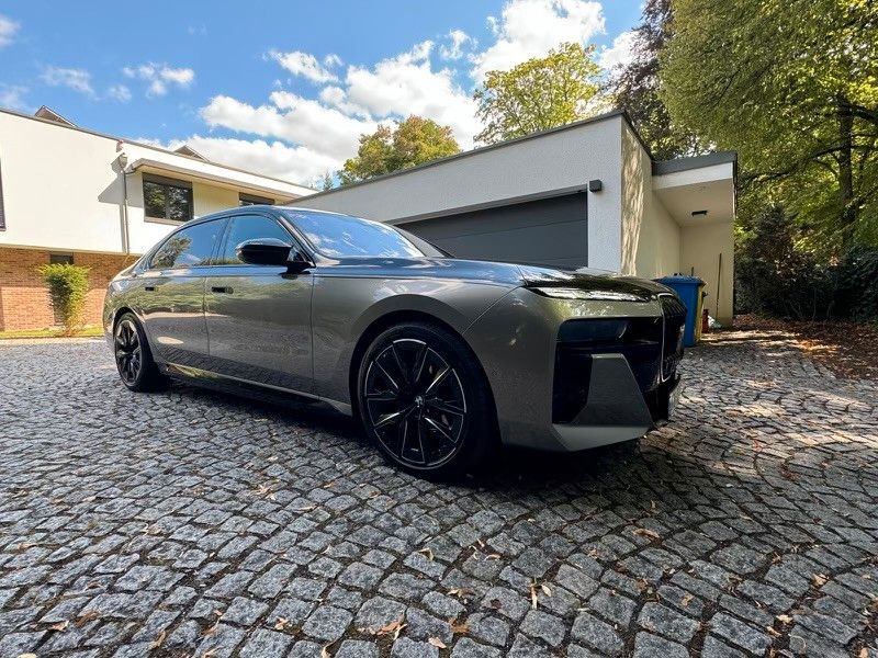 BMW M760 2023