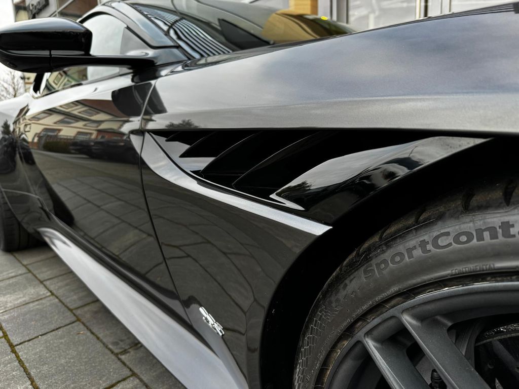 Aston Martin DBS 2020