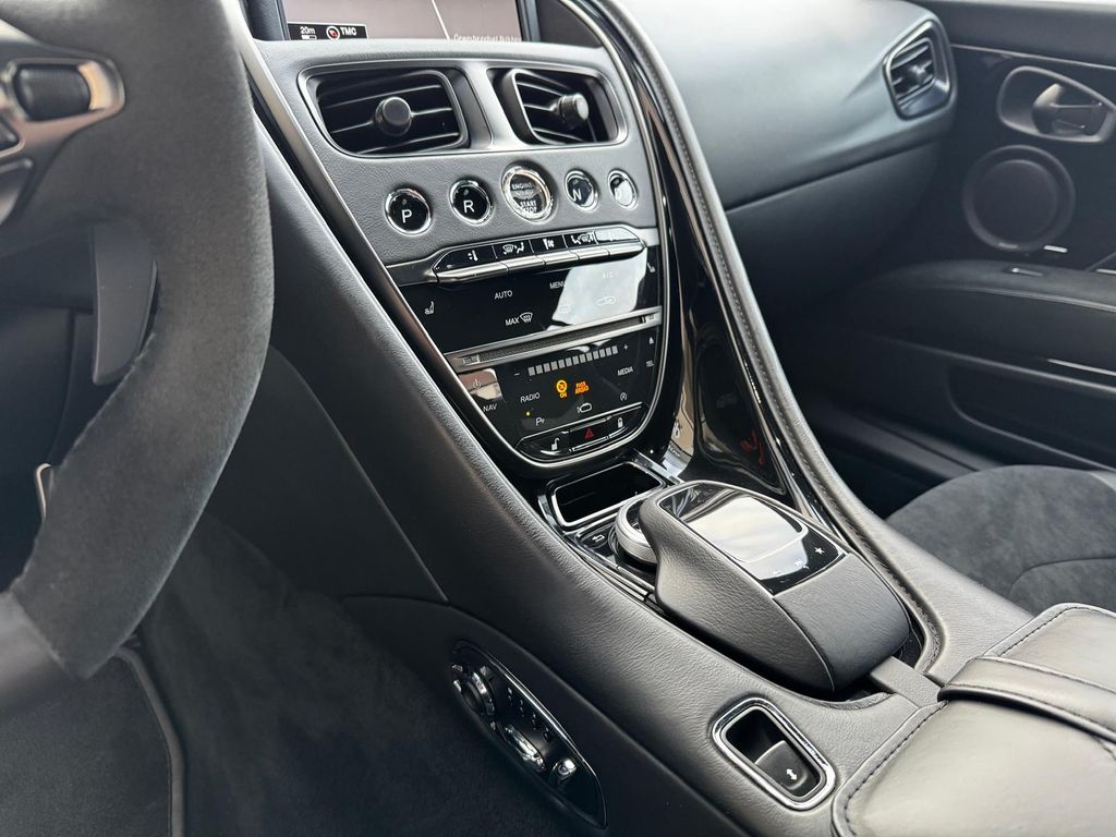 Aston Martin DBS 2020