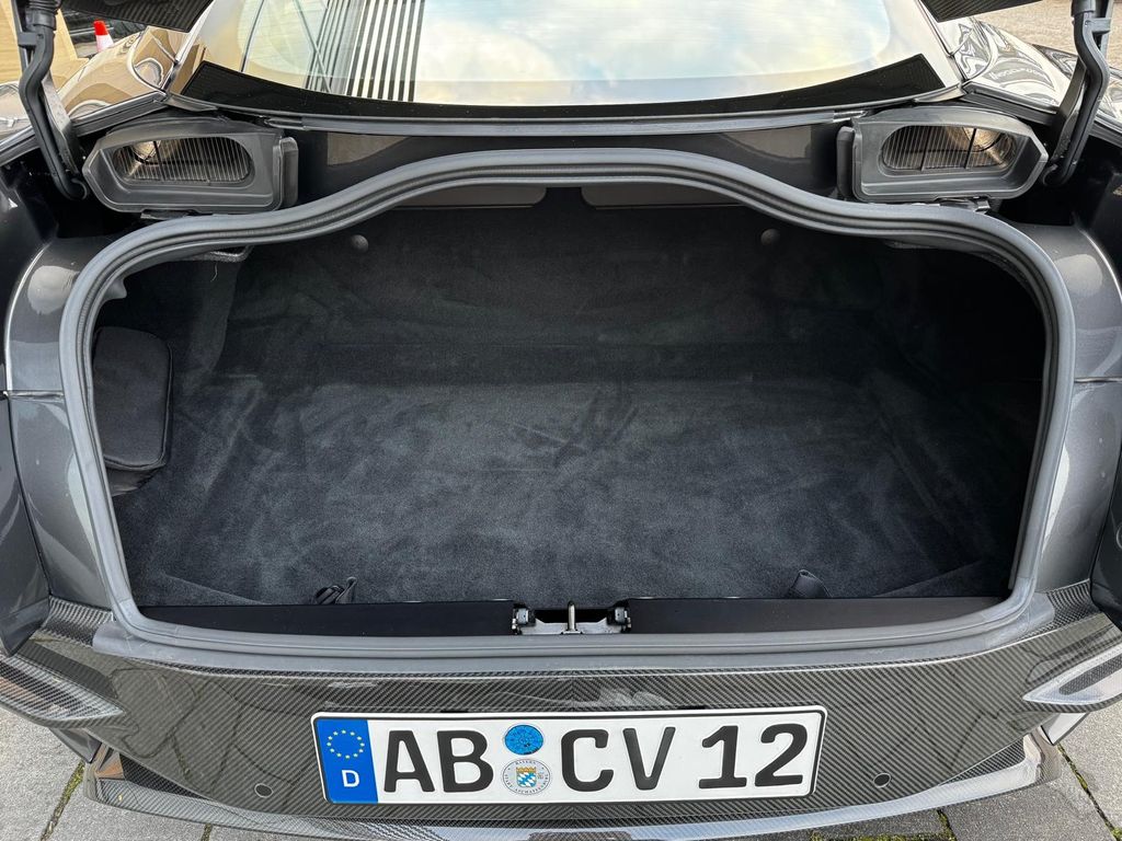 Aston Martin DBS 2020