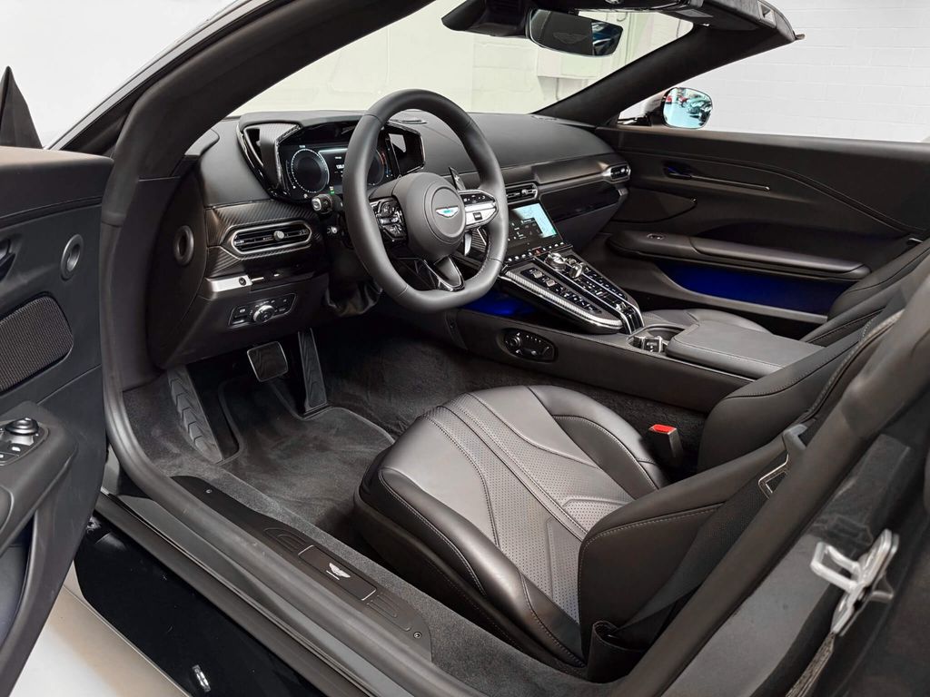 Aston Martin V8 Vantage 2025