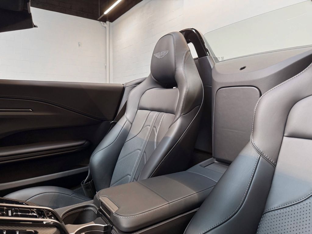 Aston Martin V8 Vantage 2025