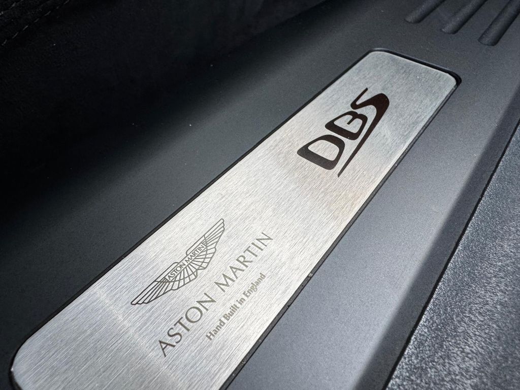 Aston Martin DBS 2020