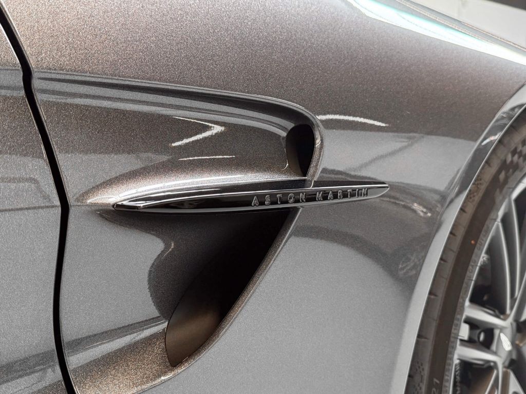 Aston Martin V8 Vantage 2025