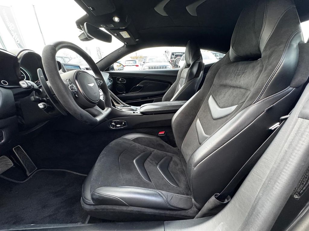 Aston Martin DBS 2020