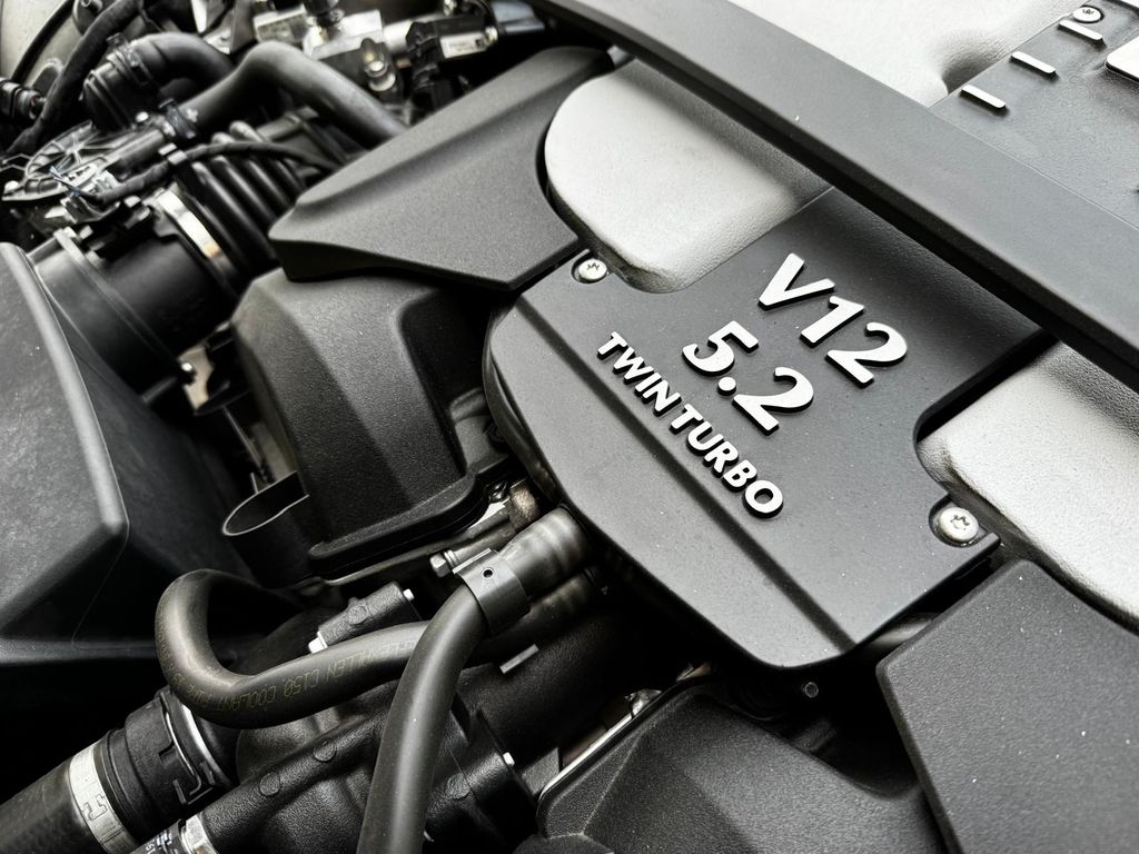 Aston Martin DBS 2020