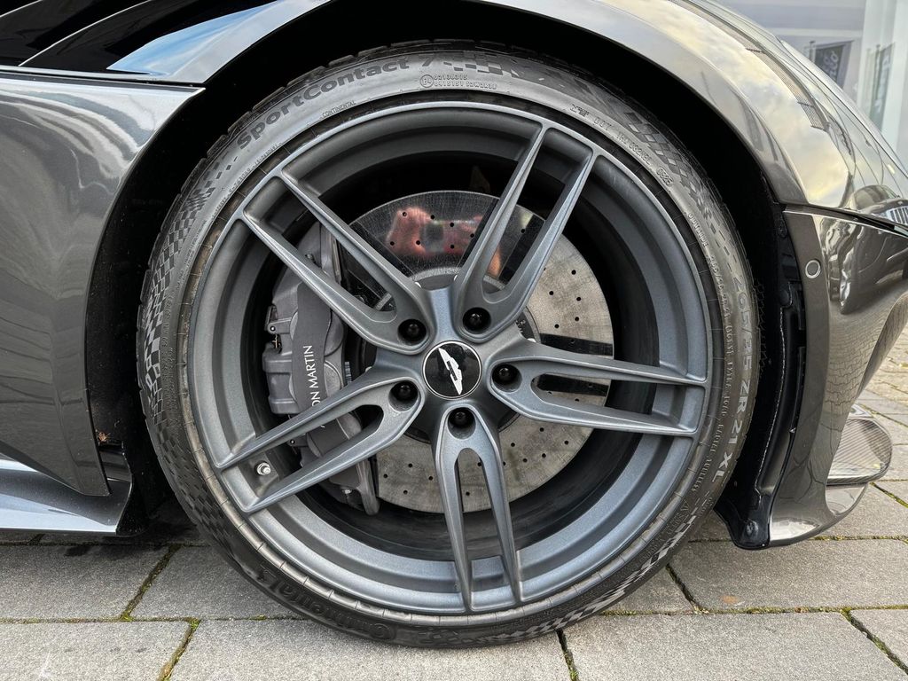 Aston Martin DBS 2020