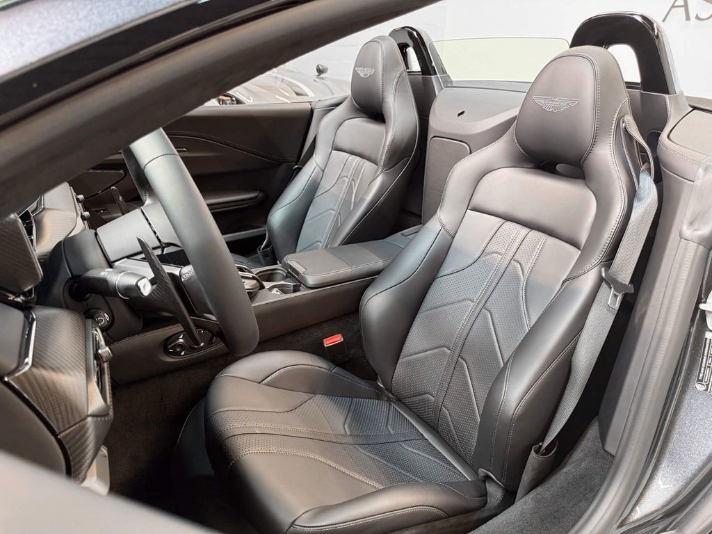 Aston Martin V8 Vantage 2025