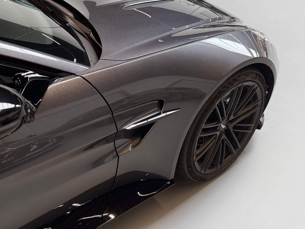 Aston Martin V8 Vantage 2025