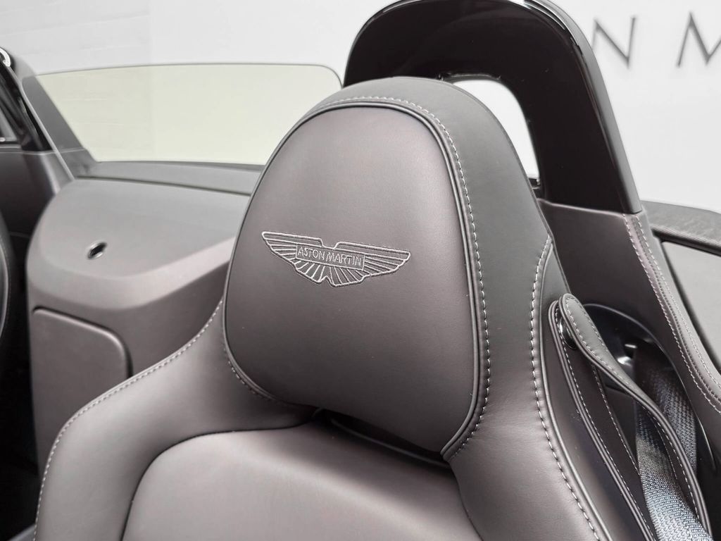 Aston Martin V8 Vantage 2025