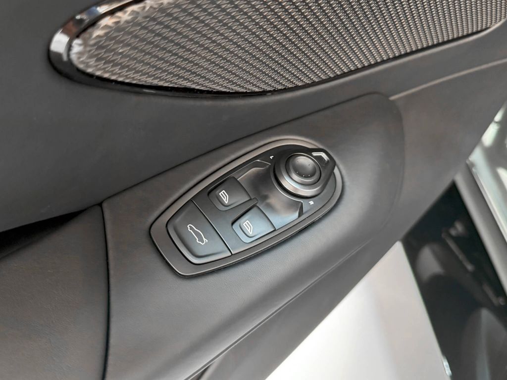 Aston Martin V8 Vantage 2025