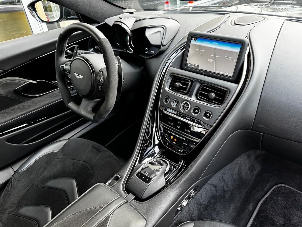 Aston Martin DBS 2020