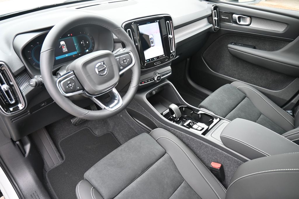 Volvo XC40 2025