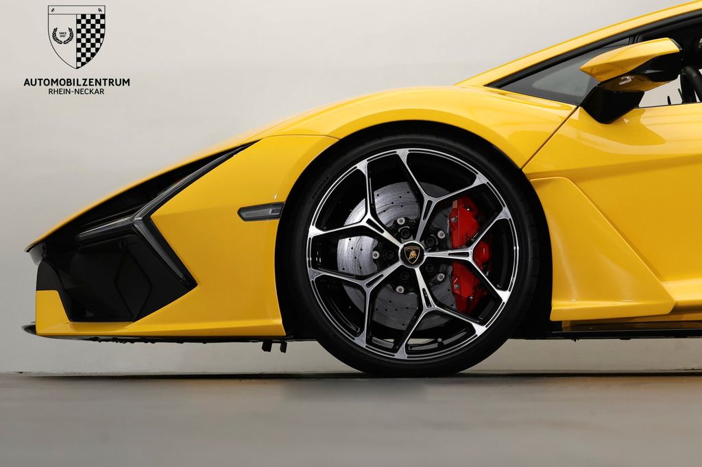 Lamborghini Revuelto 2024